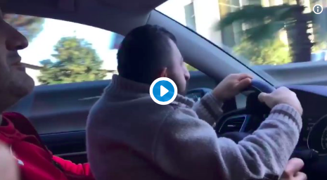 HAHAHAHAHAHA!!!! Brad Marchand sur les genoux de Chara!!!!