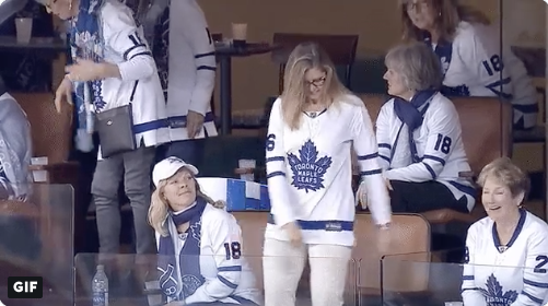 HAHAHA...Les mères des joueurs des Leafs, jugent tellement la mère de Marner...