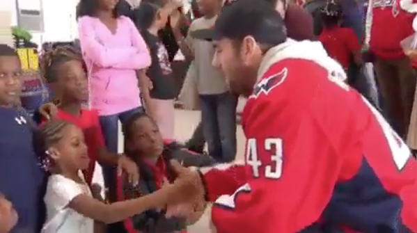 HAHAHA...Tom Wilson est une VIDANGE, même aux yeux des petits enfants...