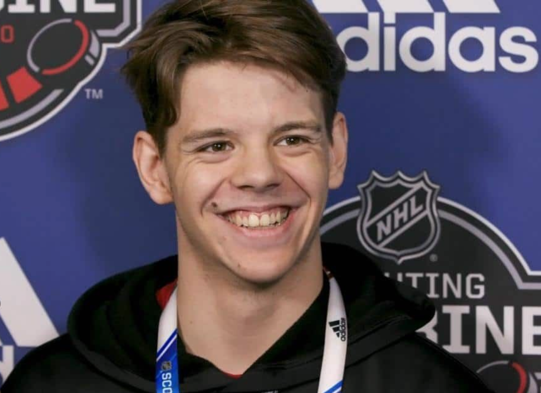 HAHA...Kotkaniemi, arrache la rondelle à ses coéquipiers...