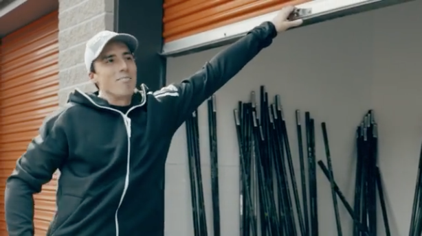 HAHA...La PUB avec Marc-André Fleury, est trop drôle...