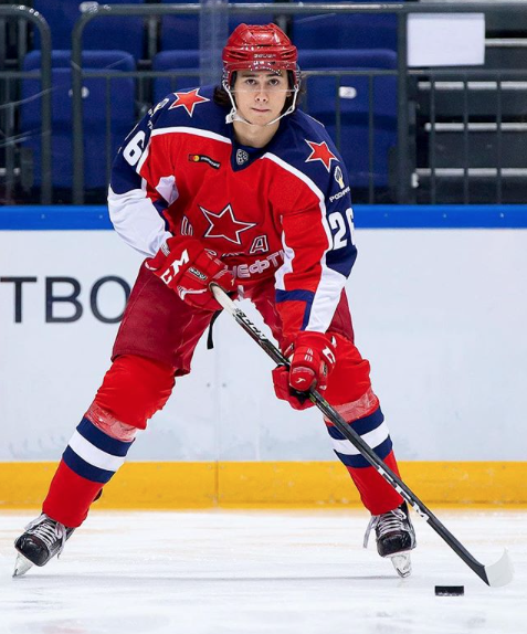 HAHA...Le premier point de Romanov en KHL est LAITE en TA...