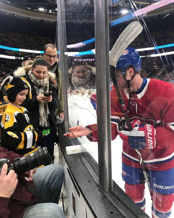 HAHA...Max Domi fait un échange avec un ti gars...