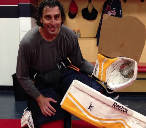 HAHA...Roberto Luongo qui niaise sa propre équipe...