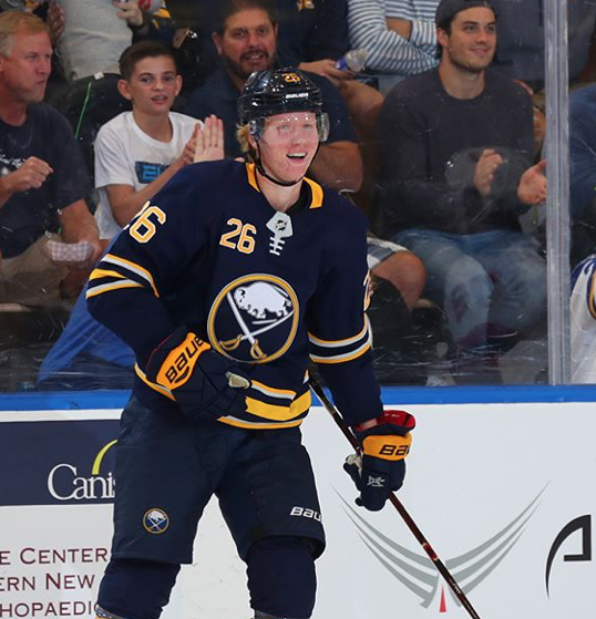 Il doit se demander ce qu'il fait là...