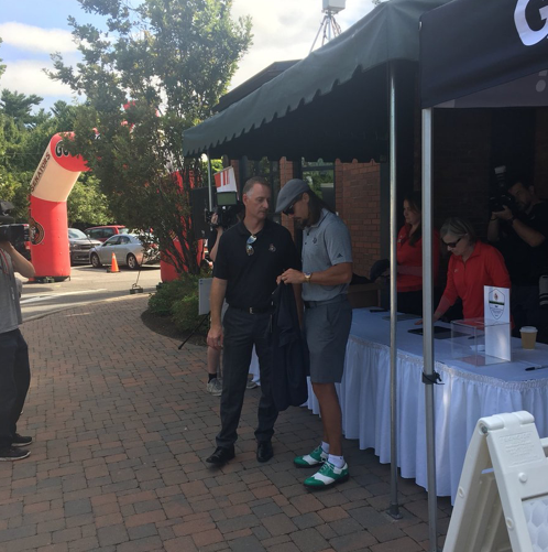 Il est au tournoi de golf, MAIS...