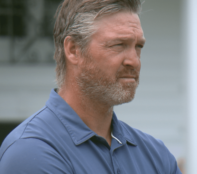 Il pourrait faire ça à Montréal, à la place...