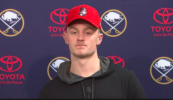 Jack Eichel se prend pour Carey Price...