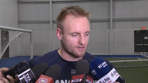 Jakub Jerabek PAYÉ en-dessous de la table..