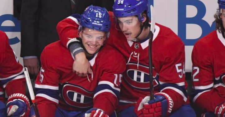 Jesperi Kotkaniemi continue de sourire...