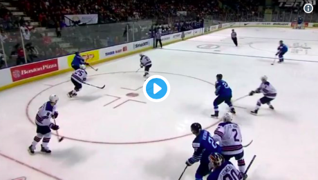 Jesse Ylonen qui marque contre Cayden Primeau...
