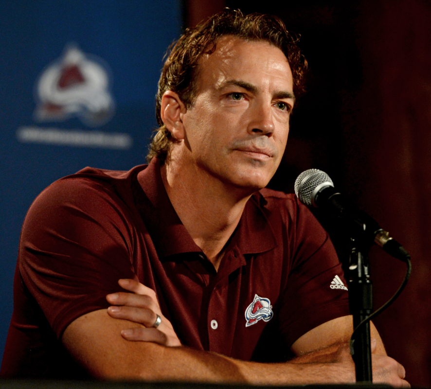 Joe Sakic continue de manger des volées de partout !!!