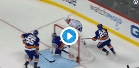 John Tavares a regardé vers son coach Doug Weight..