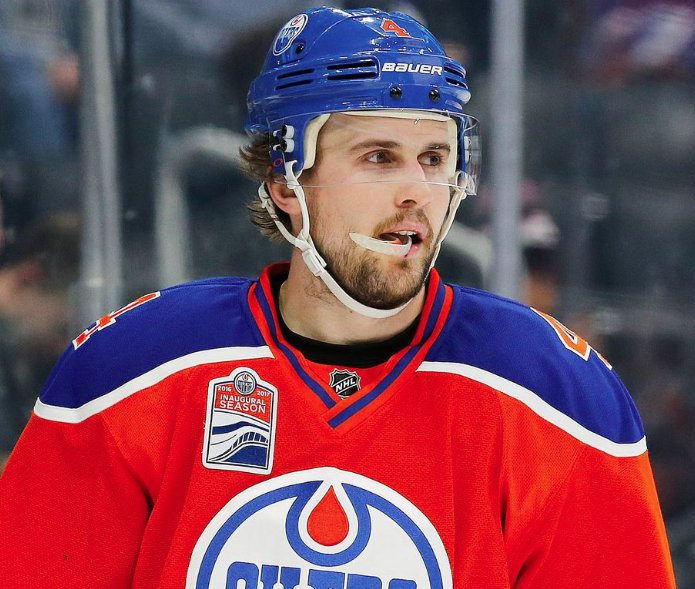  Kris Russell est le premier UFA à discuter avec Vegas...