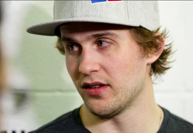 Kris Russell va CROSSER les Oilers...