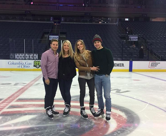 La blonde d'Artemi Panarin...Veut être MANNEQUIN...