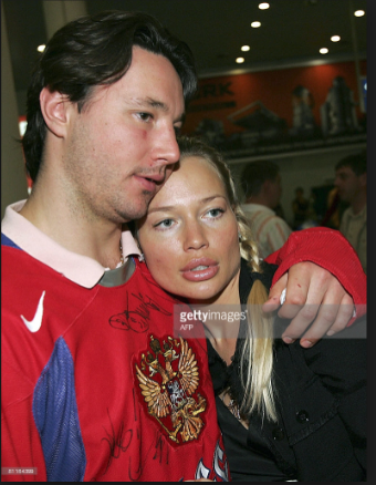 La femme d'Ilya Kovalchuk le tient par les COUILLES...