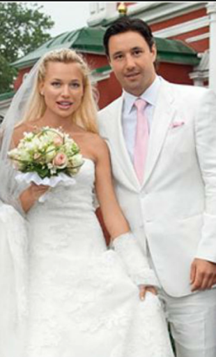 La femme d'Ilya Kovalchuk le tient par les COUILLES...