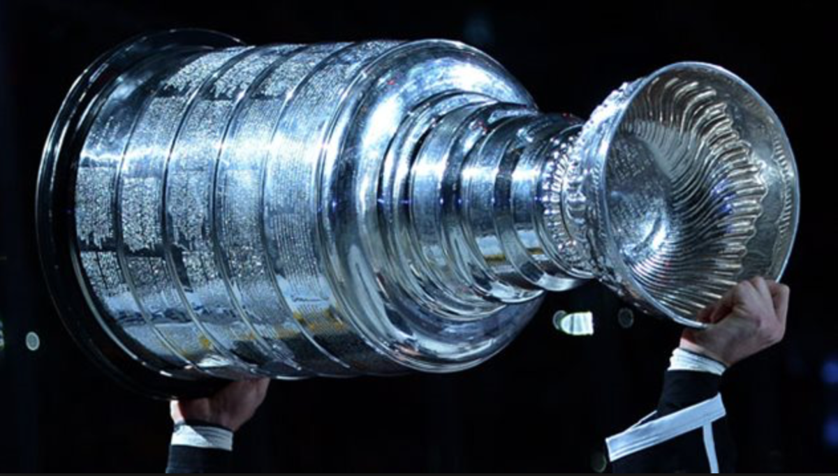 La première fois que la Coupe Stanley se retrouve à côté...