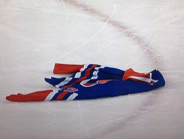 La prochaine étape...Lancer les chandails sur la glace...
