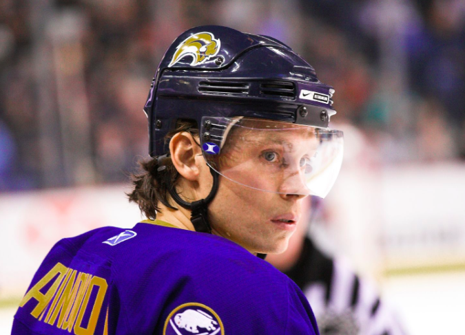 Le beau-frère de Max Pacioretty... Voulait TUER Lindy Ruff...