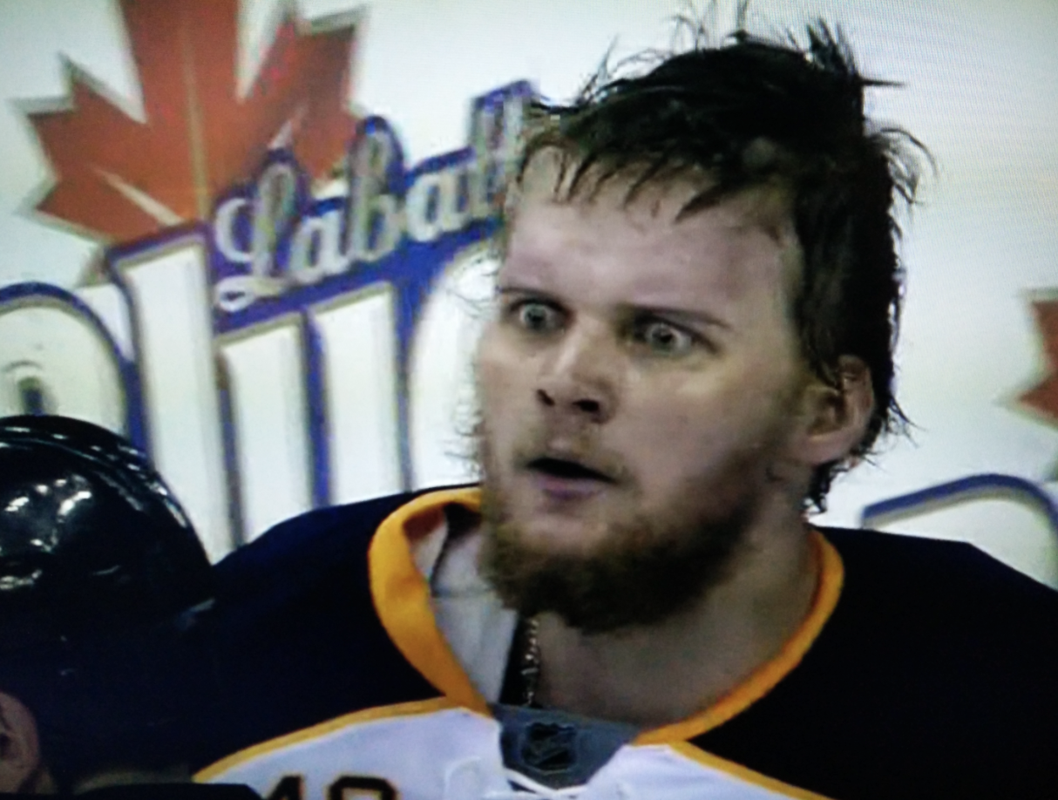 Le fou furieux, se fait montrer la porte par Buffalo...