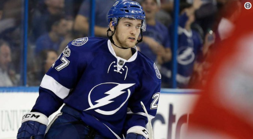 Le Lightning a essayé de CROSSER Jonathan Drouin...