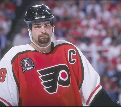 Le numéro de Eric Lindros retiré !!!