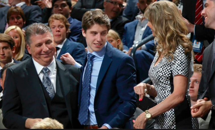 Le père de Mitch Marner espère une OFFRE HOSTILE pour son fils?