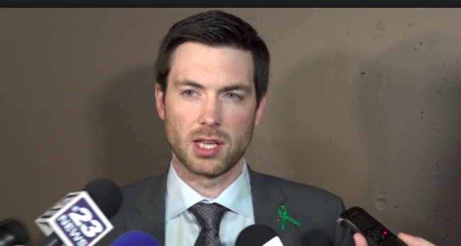 Les CAVES ne comprennent pas qu'ils doivent HUER Stan Bowman...