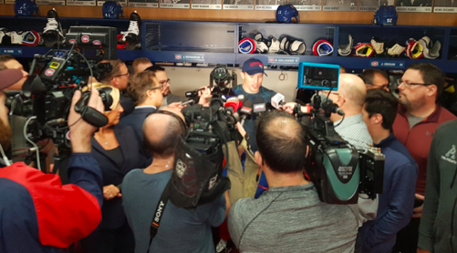 Les joueurs rient des journalistes à Montréal.