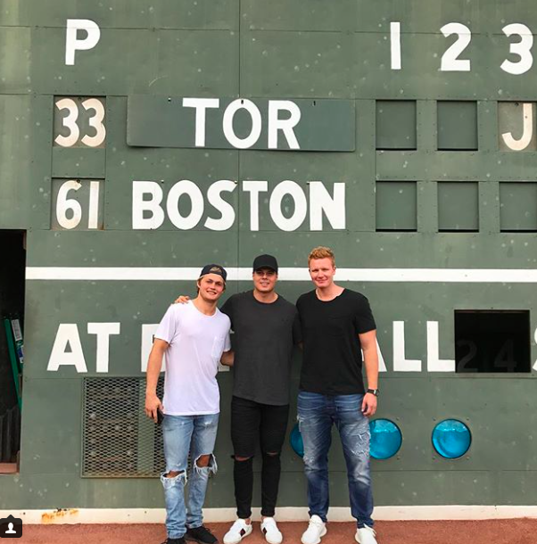  Les Leafs.. Sont tellement TISSÉS SERRÉS.