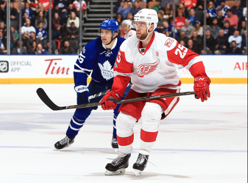 Les Red Wings et les Leafs continuent de se JASER....