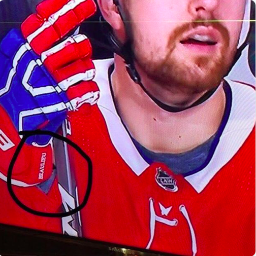 Les vieux gants de Nathan Beaulieu: Ça doit sentir l'ALCOOL à plein nez!!!!!!