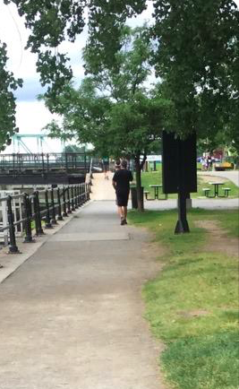 Marc Bergevin au TÉLÉPHONE...Au bord du CANAL LACHINE..