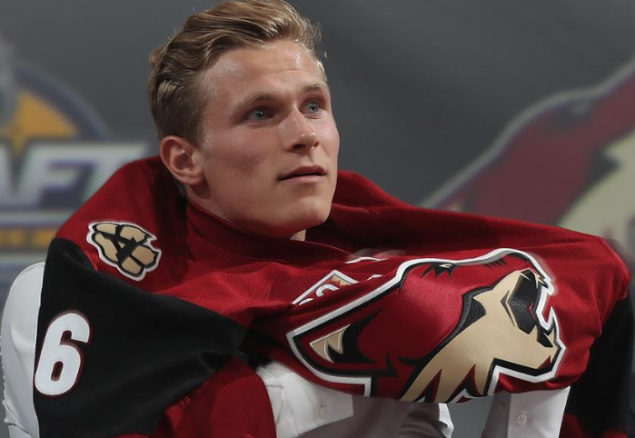Marc Bergevin tend une perche aux Coyotes pour Jakob Chychrun...
