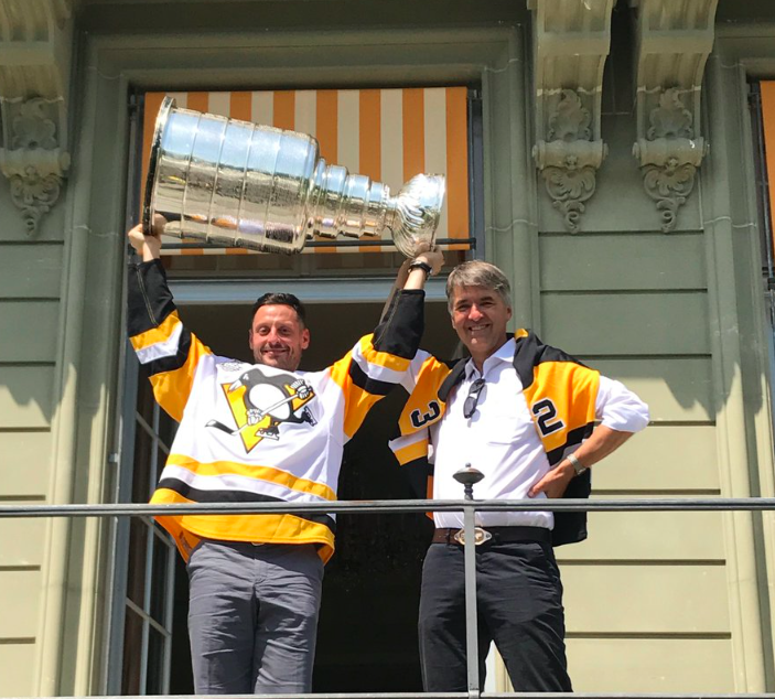 Mark Streit a eu sa journée à Berne avec la Coupe Stanley..