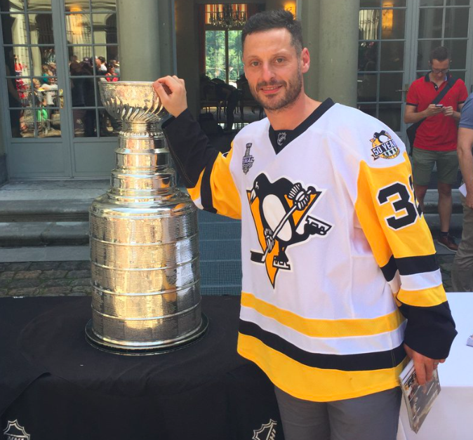 Mark Streit a eu sa journée à Berne avec la Coupe Stanley..