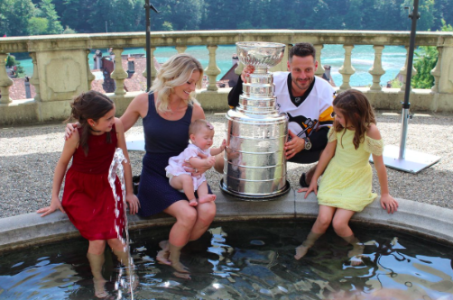 Mark Streit a eu sa journée à Berne avec la Coupe Stanley..