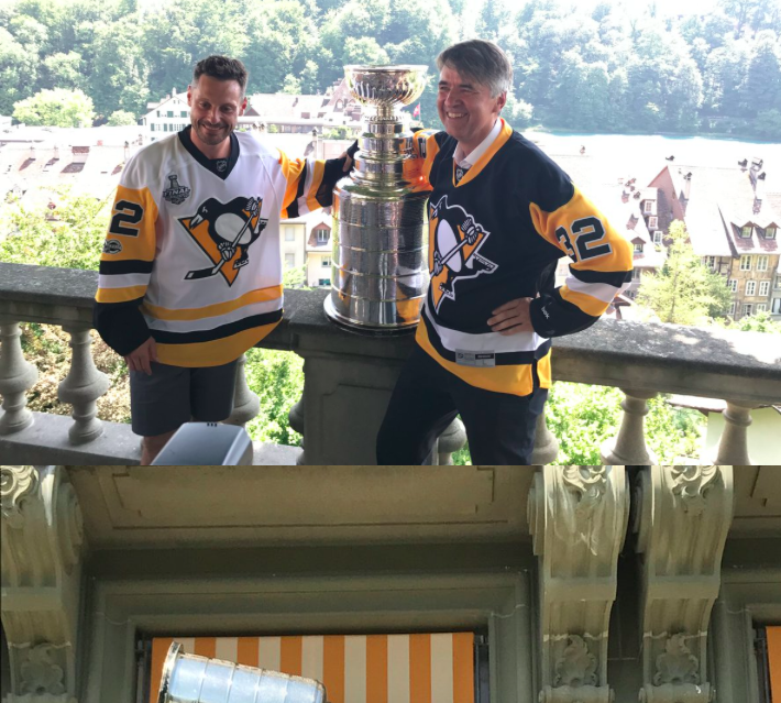 Mark Streit a eu sa journée à Berne avec la Coupe Stanley..