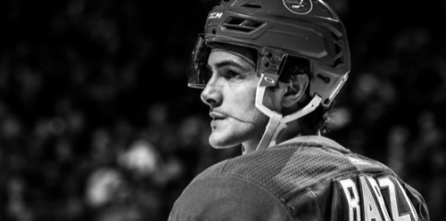 Mathew Barzal... Semble se moquer de John Tavares..