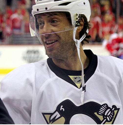 Matt Cullen HÉSITE entre...