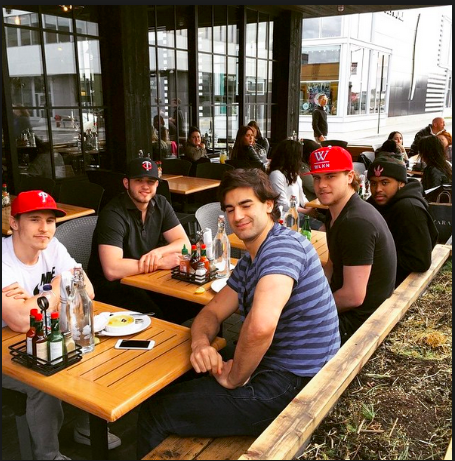 Max Pacioretty n'a jamais aimé faire la fête...Jusqu'à GOSSER ses coéquipiers parce qu'il manquait les PARTYS de l'équipe...