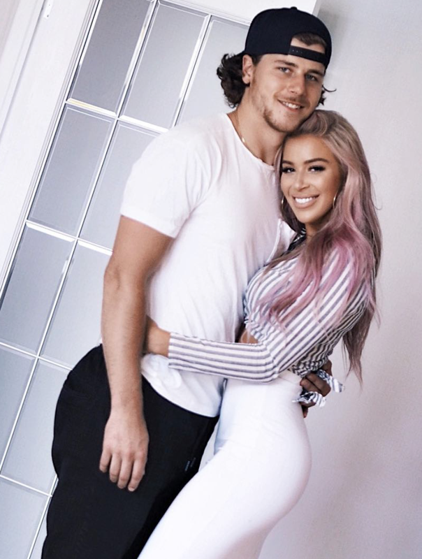 Même avec les Sabres de Buffalo, on adore la blonde de Nathan Beaulieu !!!