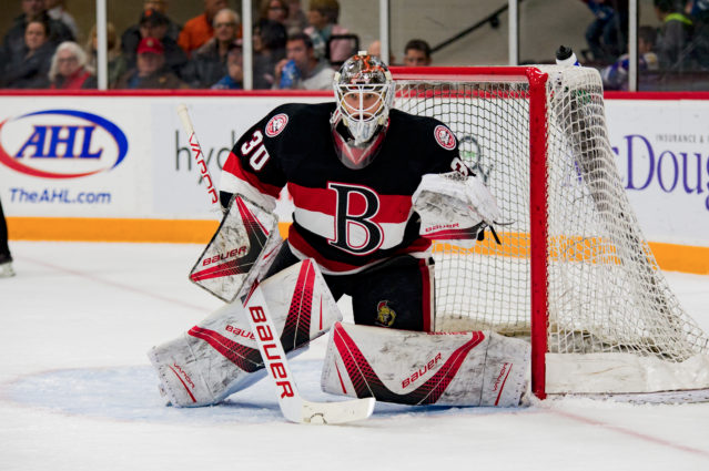 Même le gardien des SENS, se permet de rire des recrues du CH...