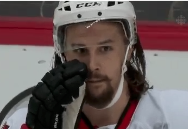 Même le gars des COMM à Ottawa, en a plein son casque...HAHA...