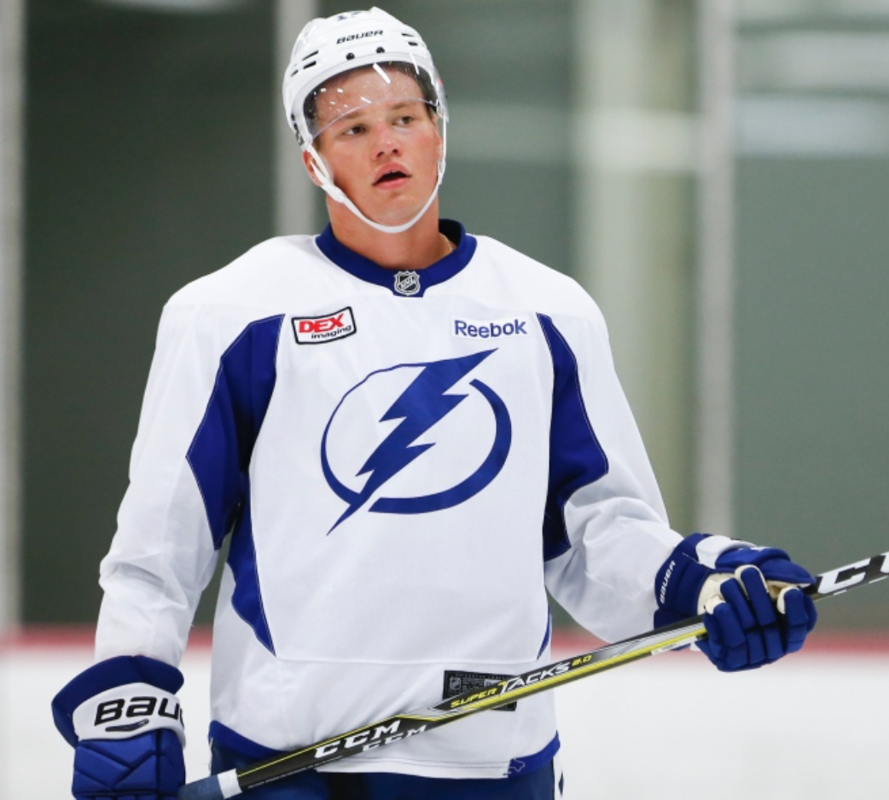 Mikhail Sergachev lui, pratique son boulet de canon !!!