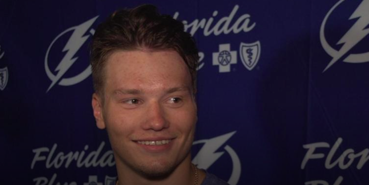 Mikhail Sergachev reçoit déjà des FLEURS de son DG.