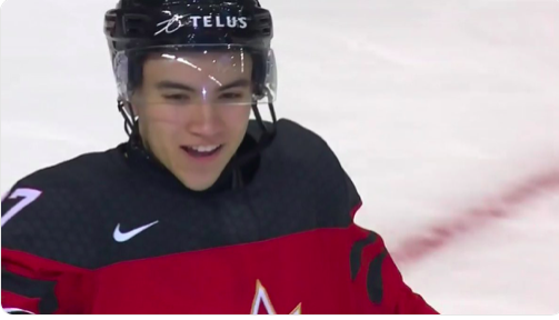 Nick Suzuki avait l'air d'un enfant devant ses CADEAUX de NOËL...