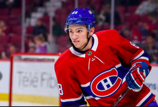 Nick Suzuki est passé du CENTRE...À l'aile droite...À l'aile gauche...